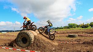 Bild : Geländemaschinen drehen auf: Motocross-Fahrer beweisen bei der Enduro-Challenge in Löffingen Geschicklichkeit und Mut