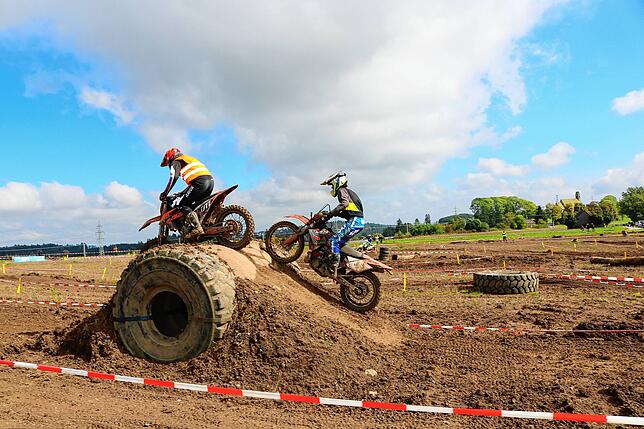 Bild 1: Geländemaschinen drehen auf: Motocross-Fahrer beweisen bei der Enduro-Challenge in Löffingen Geschicklichkeit und Mut