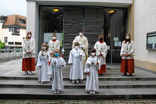 In der katholischen Kirche St. Johann in Bad Dürrheim haben vier Kinder &ndash; Magdalena Fehrenbacher, Leonie Horn, Vivienne Bayer, ...