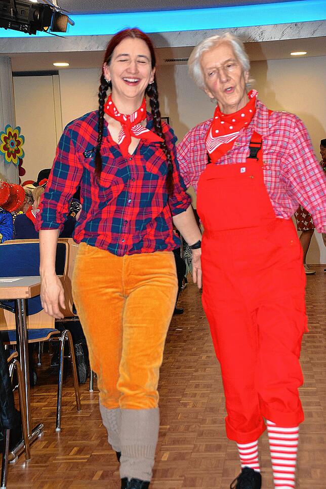 Bild 27: Rund 200 Frauen feiern im katholischen Pfarrsaal ausgelassen Fasnet