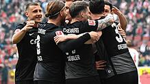 Jubel bei den Freiburger Spielern Ritsu Doan (verdeckt) v.l. Maximilian Eggestein, Lucas Hoeler, Lukas Kuebler, Michael Gregoritsch über ...
