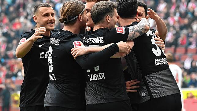 Jubel bei den Freiburger Spielern Ritsu Doan (verdeckt) v.l. Maximilian Eggestein, Lucas Hoeler, Lukas Kuebler, Michael Gregoritsch über ...