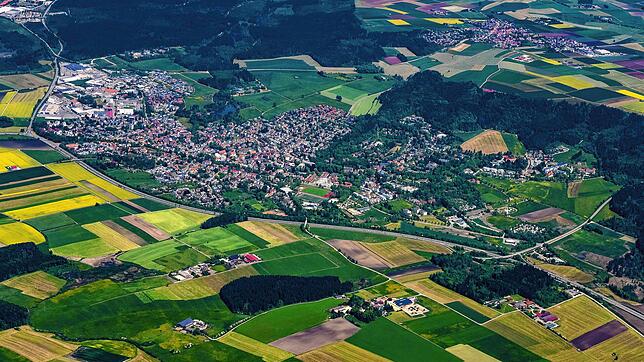 Blick auf Bad Dürrheim. Bringt die Bevölkerungszählung für die Kur- und Bäderstadt größere Einwohnerverluste? Foto: Hans-Jürgen Götz