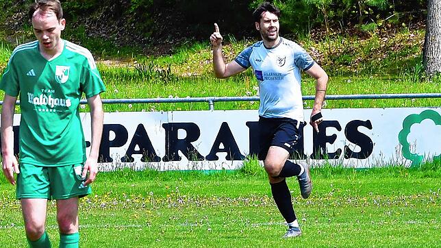 Dawid Armanowski vom SV Buch hat mit seiner Fairplay-Aktion beim 4:0 im Derby gegen den SV Waldhaus nicht nur einen Gegenspieler vor ...