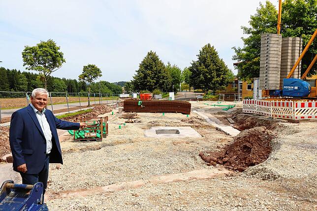 Thomas Müller, Geschäftsführer der Nachsorgeklinik in Tannheim, blickt auf eine große Baustelle. Hier entstehen in einem Familienhaus ...