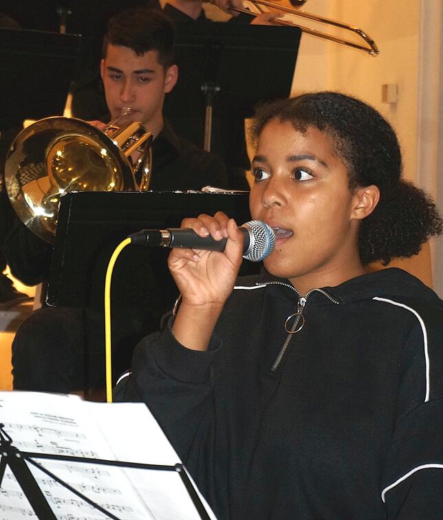 Starke Stimme: Die Big Band des Hochrhein Gymnasiums Waldshut hat für ihren Auftritt in der Christuskirche Sängerin Nola Ouambo ...