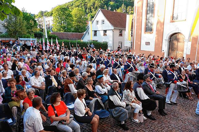 Als noch niemand von Abstand halten redete: Blick auf den Tiengener Kirchplatz beim Heimatabend des Schwyzertags 2019.