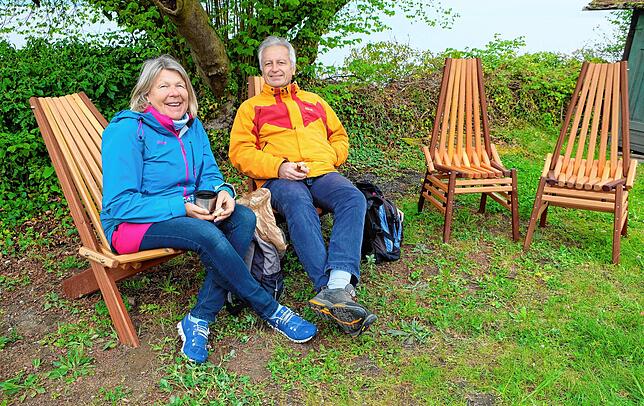 Christel und Charly Trautwein aus Tübingen genießen ihr mitgebrachtes Vesper in der Naturschutzecke. Ihnen gefallen aber auch die neuen ...