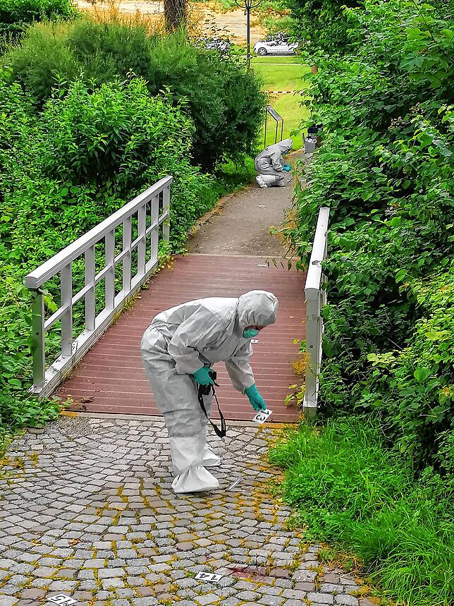 Am Abend des Montag, 19. Juli, sind die Spurensicherer im Engener Stadtpark bei der Arbeit.