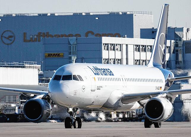 Wer im Flugzeug sitzt, kann nicht mehr zurück. Reiserücktrittsversicherungen helfen, Urlaube kostenfrei zu stornieren, wenn etwas ...