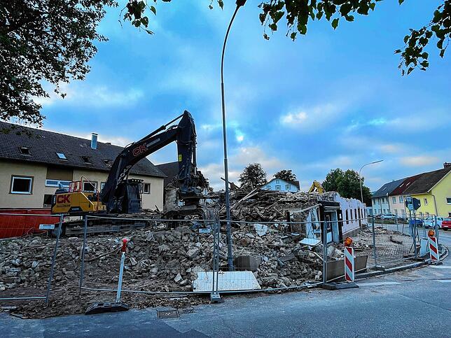 Bagger rissen auch am Mittwoch weiter Wände nieder.
