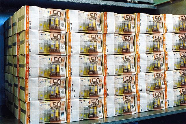 Das von der Deutschen Bundesbank in Frankfurt aufgenommene undatierte Foto zeigt ein Geldpaket von 50-Euro-Scheinen. Die Scheine werden ...