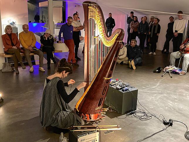 Die brasilianische Künstlerin Marina Mello aus Zürich nutzte bei ihrem Auftritt geschickt die Resonanz von Raum und Instrument.