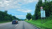 Vollgas bei Spurende in 200 Metern: Ein Autofahrer fährt mit überhöhter Geschwindigkeit auf die rechte Spur der B31 herüber. Immerhin ...