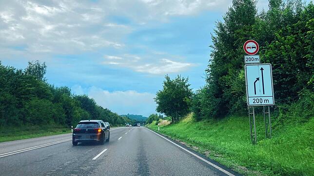 Vollgas bei Spurende in 200 Metern: Ein Autofahrer fährt mit überhöhter Geschwindigkeit auf die rechte Spur der B31 herüber. Immerhin ...