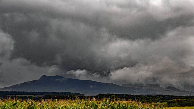 Dunkle Wolken am Himmel über dem Luftkurort Tengen. Im Gemeinderat wurde kontrovers über den richtigen Zeitpunkt zur Einführung einer ...