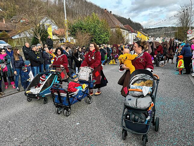 Bild 25: Narren feiern ausgelassen &ndash; Bilder vom Umzug (Teil 2)