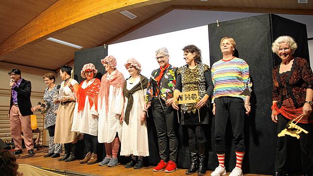 Eine tolle Show über &bdquo;Rotkäppchen und dem bösen Wolf&ldquo; boten die Oberalpfener Gymnastikfrauen.