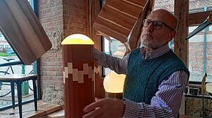 Noch bis zum 7. Dezember präsentiert Franz Pfaff in der Galerie Allerart seine kunstvollen Schreinerarbeiten. Bild: Hartmut Ferenschild