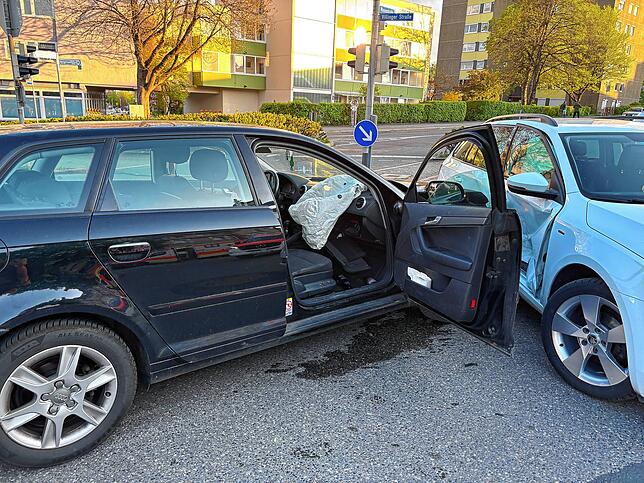 Die Fahrzeuge sind schwer demoliert.