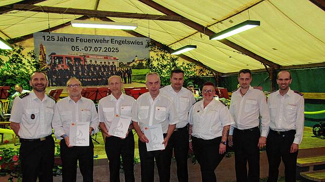 Ehrungen bei der Feuerwehr Engelswies (von links): Michael Reitter (Kreisbrandmeister), Alfons Sauter, Albrecht Sauter, Wolfgang Pfeifer ...