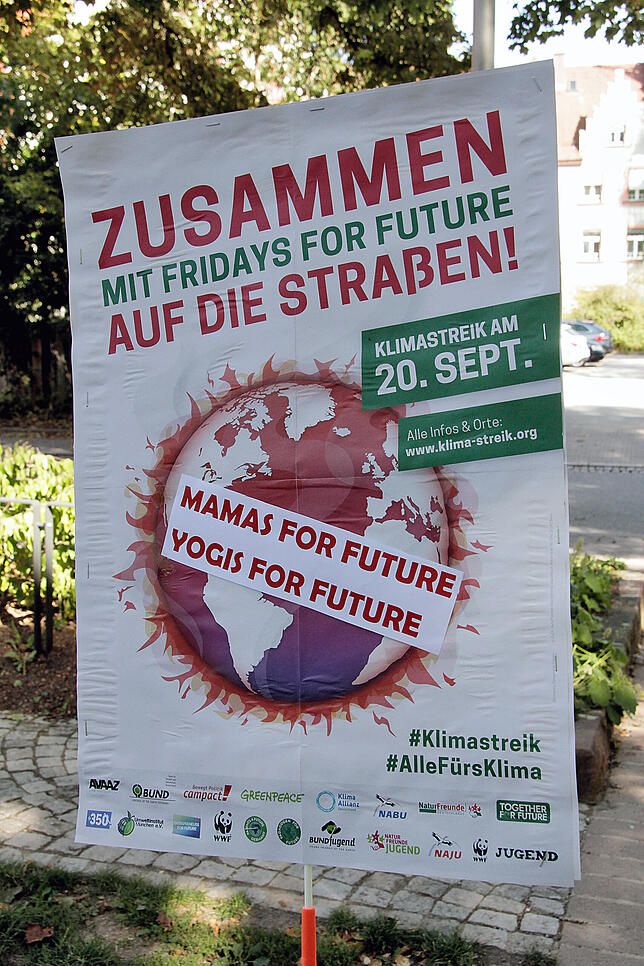 Bild 3: Villinger Mamas for Future und ein Yoga-Flashmob für den Klimaschutz