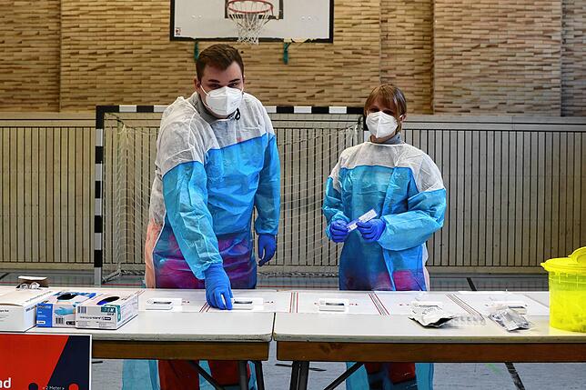 Rettungssanitäter Dominik Prokop und Notfallsanitäterin Laura Müller testen für die Johanniter an drei Schulen pro Tag.