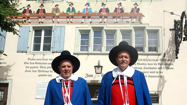 Gerhard Neugebauer (links, Einungsmeister von Rickenbach und Redmann) und Wolfgang Kaiser (Einungsmeister von Dogern) stehen auf diesem ...