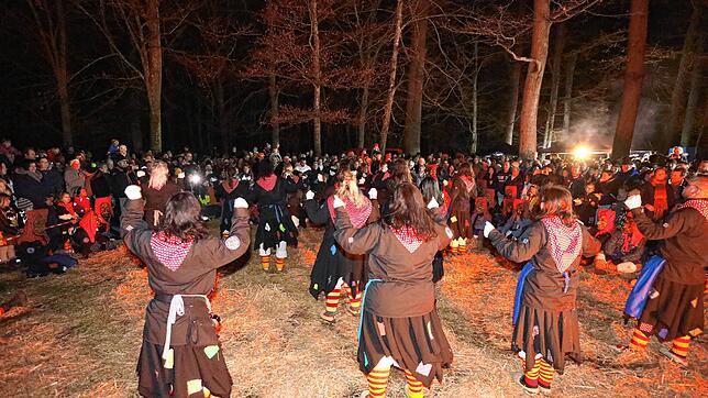 Bild 13: Konstanzer Fasnacht: Im Uniwald tanzen Narren und Mäschgerle am Feuer