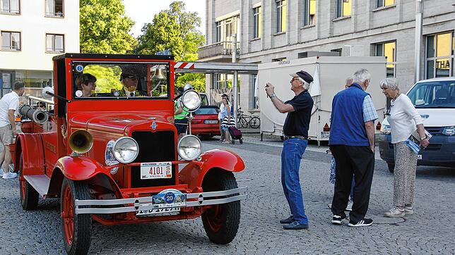 Auf dem Rathausplatz starteten 105 Oldtimer zur 66. Internationalen Schnauferl-Rallye des Allgemeinen Schnauferl-Clubs.