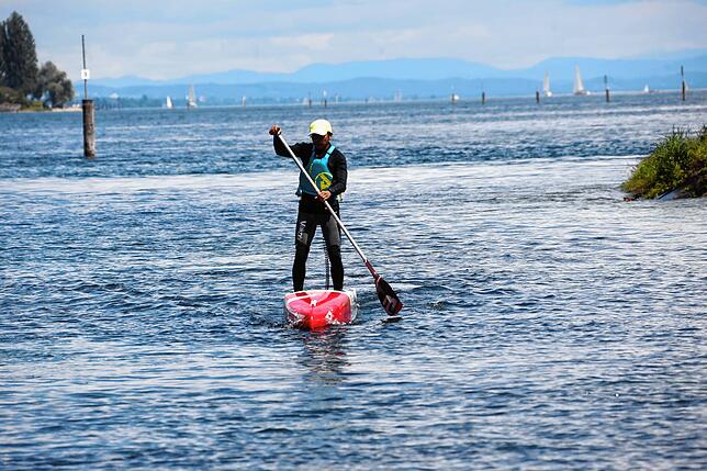 Bild 15: Auf zum SUP-Rennen! Bei der Bodenseewoche 2024 messen sich die Paddler im Wettstreit