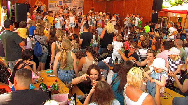 Am Montagnachmittag sind wohl alle Kindergartenkinder aus Brigachtal auf Achse, um beim Abschluss des 38. Dorffests nochmals gemeinsam ...
