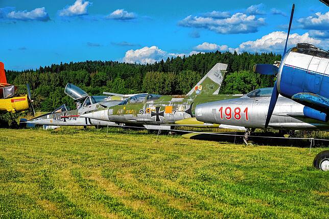 Im Museum am Schwenninger Flugplatz stehen viele Maschinen im Freien.