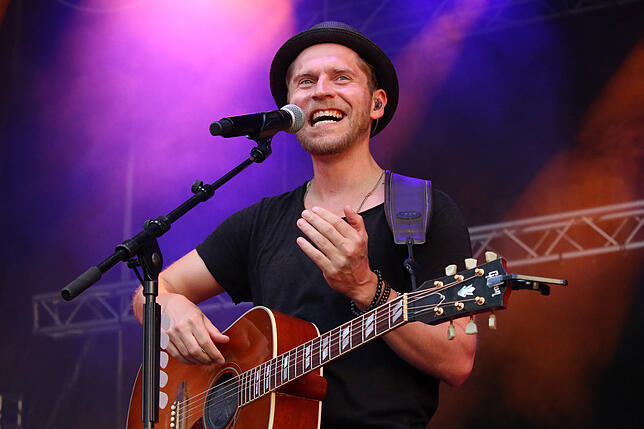 Johannes Oerding auf der Bühne beim Meersburg Open Air vor dem Neuen Schloss.