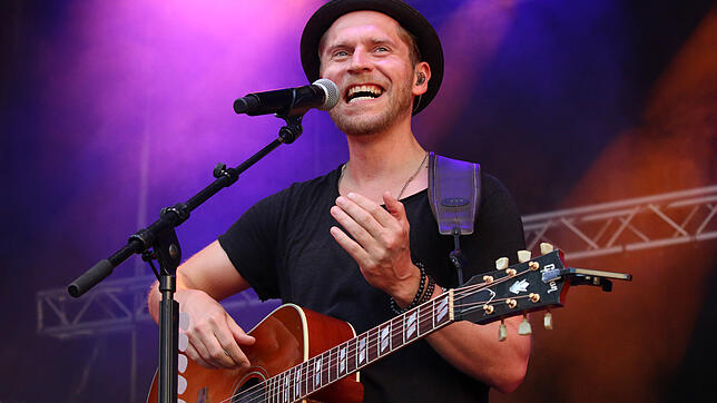 Johannes Oerding auf der Bühne beim Meersburg Open Air vor dem Neuen Schloss.
