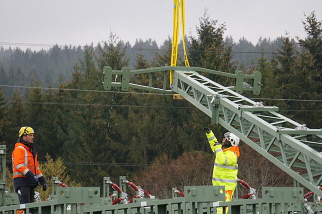 Besonderer Einsatz für die Elektrifizierung der Höllentalbahn bei Löffingen: Die 600 bis 800 Kilogramm schweren Masten werden von ...