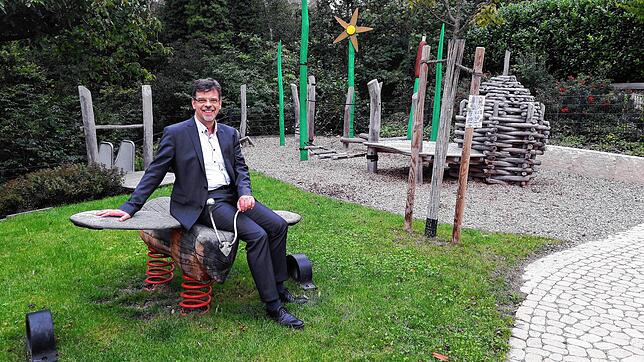 Bürgermeister Georg Riedmann auf dem Spielplatz des Neubaugebietes Hepbach-Bergstraße. Das Neubaugebiet in aussichtsreicher Hanglage ...
