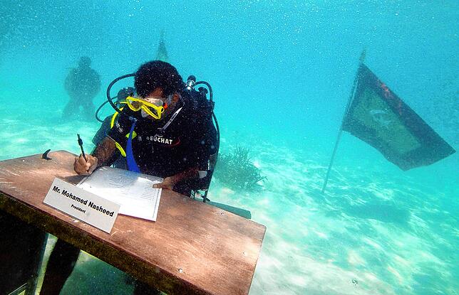 2009 vor dem Malediven: Bei der weltweit ersten Unterwasserkabinettssitzung unterzeichnete Premier Mohamed Nasheed einen Appell an die ...