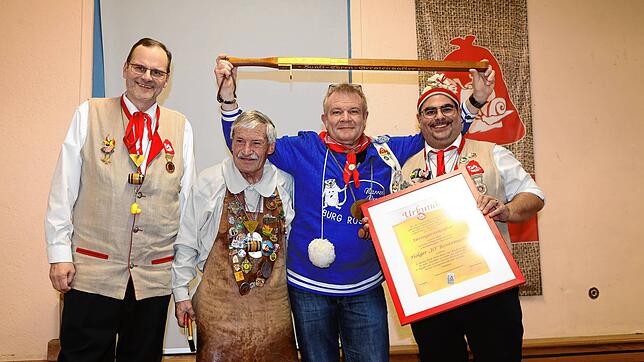 Nun ist er der Ehrengerstensafter der Gerstensackzunft in Gottmadingen: Holger Reutemann (Zweiter von rechts) präsentiert den Stab. Mit ...