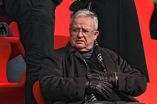 Martin Winterkorn, ehemaliger Volkswagen-Chef, sitzt auf der Tribüne.