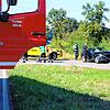 Feuerwehr und Abschleppdienst an der Unfallstelle und das schwer demolierte Unfallauto am Straßenrand nach dem Unfall auf der B34 bei ...