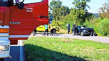 Feuerwehr und Abschleppdienst an der Unfallstelle und das schwer demolierte Unfallauto am Straßenrand nach dem Unfall auf der B34 bei ...