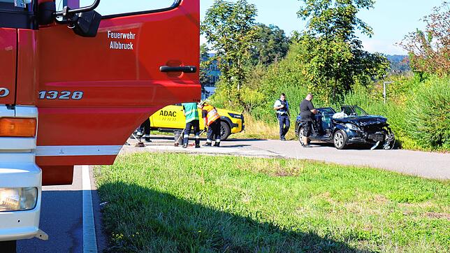 Feuerwehr und Abschleppdienst an der Unfallstelle und das schwer demolierte Unfallauto am Straßenrand nach dem Unfall auf der B34 bei ...