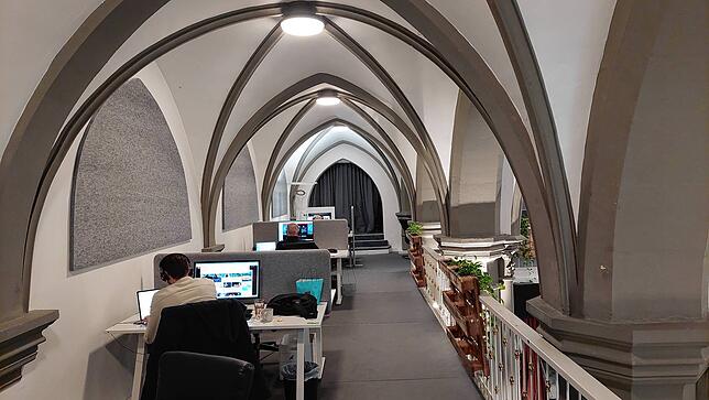 Jeder für sich und doch viele in einem Raum: Im Coworking Space St. Johann können sich Freiberufler und Angestellte einen Schreibtisch ...