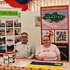 Viktor und Valentina Krieger an einem Info-Stand der Ukrainehilfe bei der jüngsten Eigeltinger Gewerbeschau. Die beiden haben in der ...