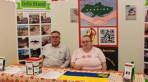 Viktor und Valentina Krieger an einem Info-Stand der Ukrainehilfe bei der jüngsten Eigeltinger Gewerbeschau. Die beiden haben in der ...