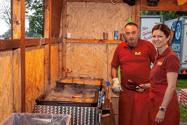 Bild 3: Ein Prosit der Gemütlichkeit! Fotos vom zweiten Abend beim Reichenauer Weinfest 2025