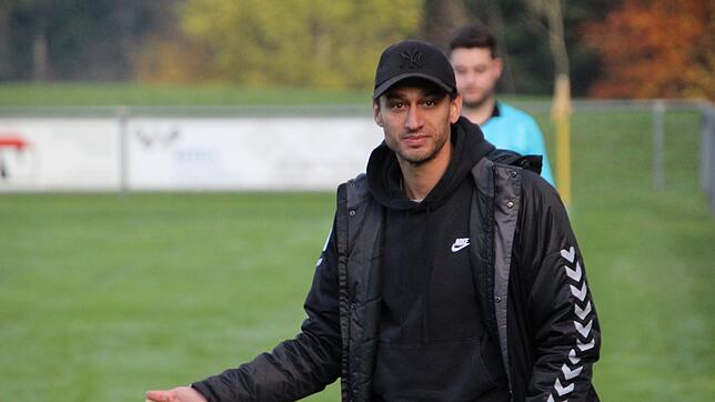 Trainer Adel Grimm und der SC Konstanz-Wollmatingen verlieren das Kellerderby in Hausen mit 0:5.