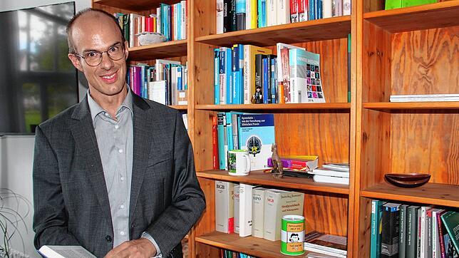 Jan Bulla ist medizinischer Direktor der Klinik für Forensische Psychiatrie und Psychotherapie und Facharzt für Psychiatrie und ...