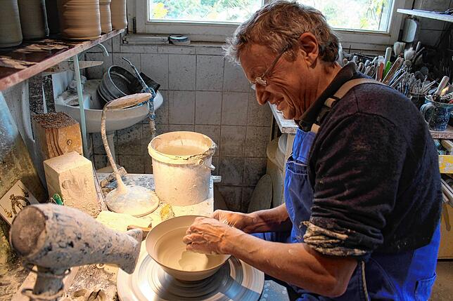 Hier fertigt Berthold Neumann in seiner Werkstatt neue Schalen an.